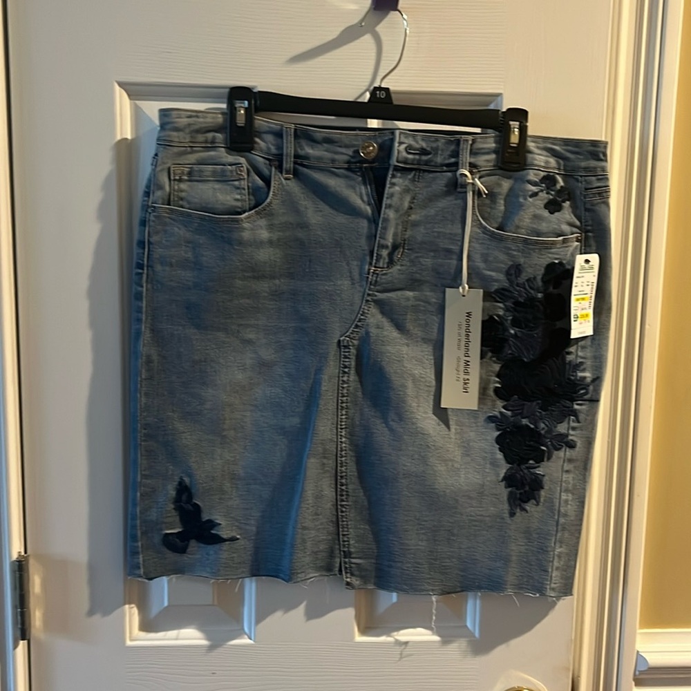 Denim skirt with black details